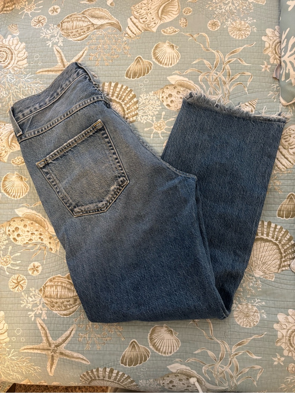 AMO Raw Hem Straight Leg Blue Jeansy